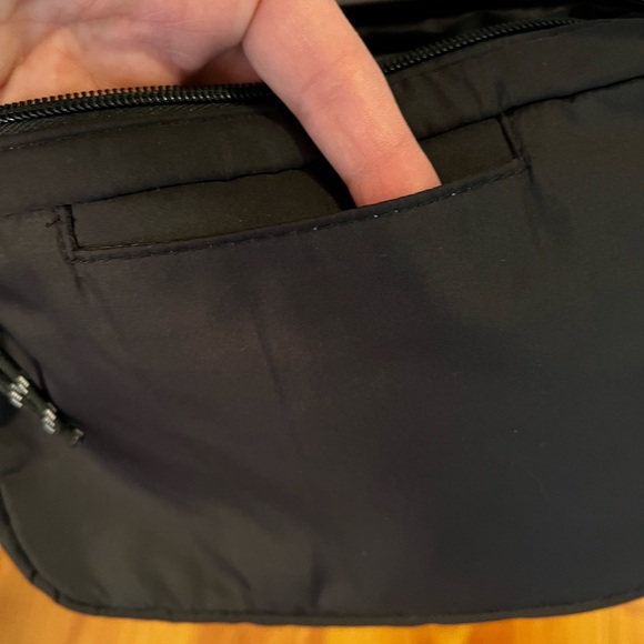 Thirtyone All Zipped up Cross Body in black - Picture 2 of 7